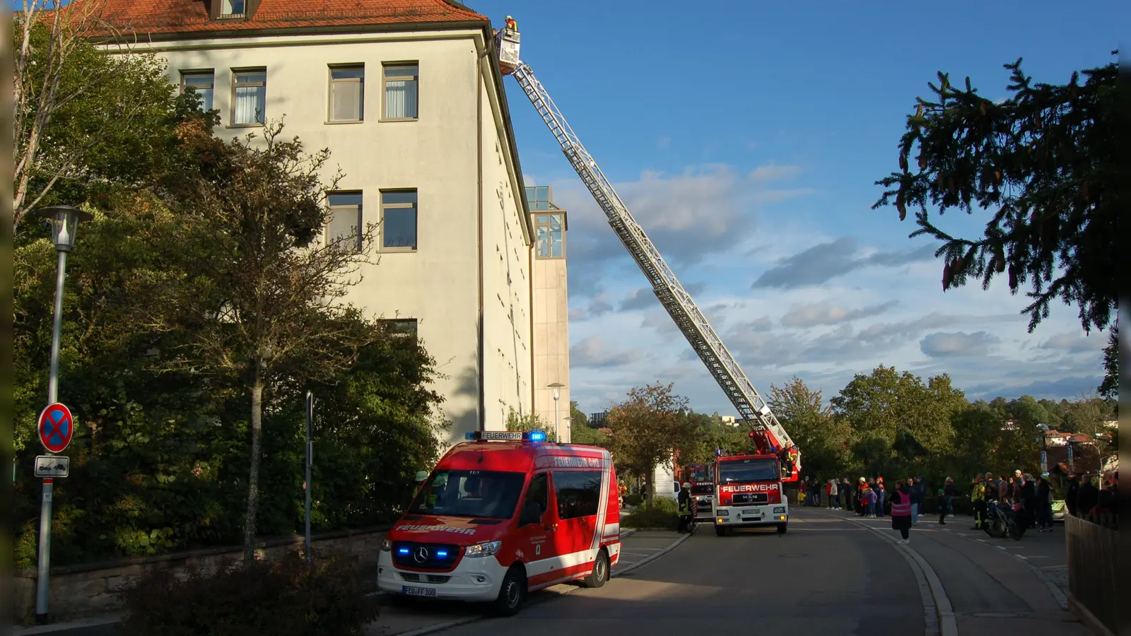 Die Drehleiter der Feuchtwanger Stützpunktwehr wird ersetzt. Unser Foto entstand im September 2024 bei einer Übung an der Praxisklinik im Rahmen der alljährlichen Aktionswoche. (Archivbild: Markus Weinzierl)