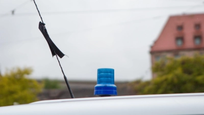 Nach den tödlichen Schüssen auf einen 32-jährigen Kollegen trug die bayerische Polizei Trauerflor an allen Streifenwagen. Der Mörder hatte Kontakt zu einem Ansbacher Polizisten. (Archivbild: NEWS5 / Grundmann)