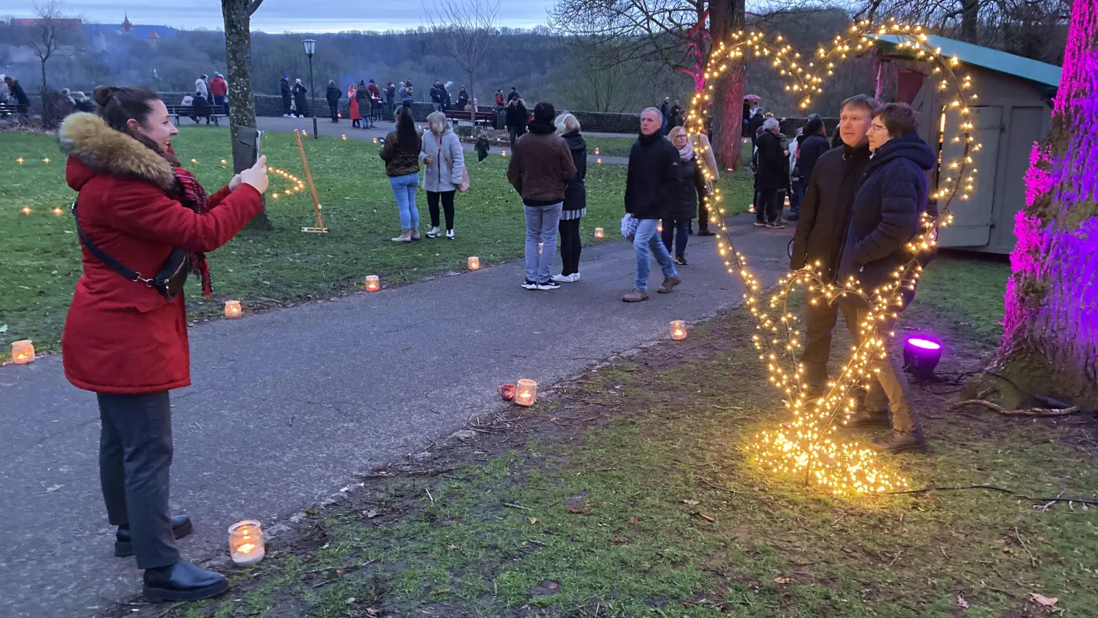 Brigitte Orf, Geschäftsführerin des Stadtmarketing-Vereins (links), im vergangenen Jahr beim Valentinsleuchten im Burggarten. Sie fotografierte ein verliebtes Paar. (Archivfoto: Clarissa Kleinschrot)