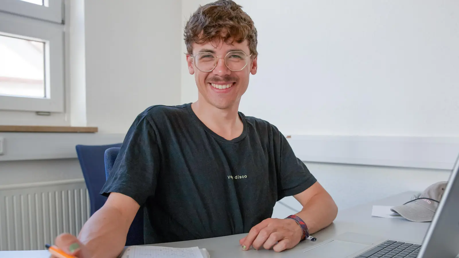 Block, Stift und Laptop gehören für Online-Redakteur Johannes Hirschlach zu seiner Alltagsausrüstung. (Foto: Tizian Gerbing)