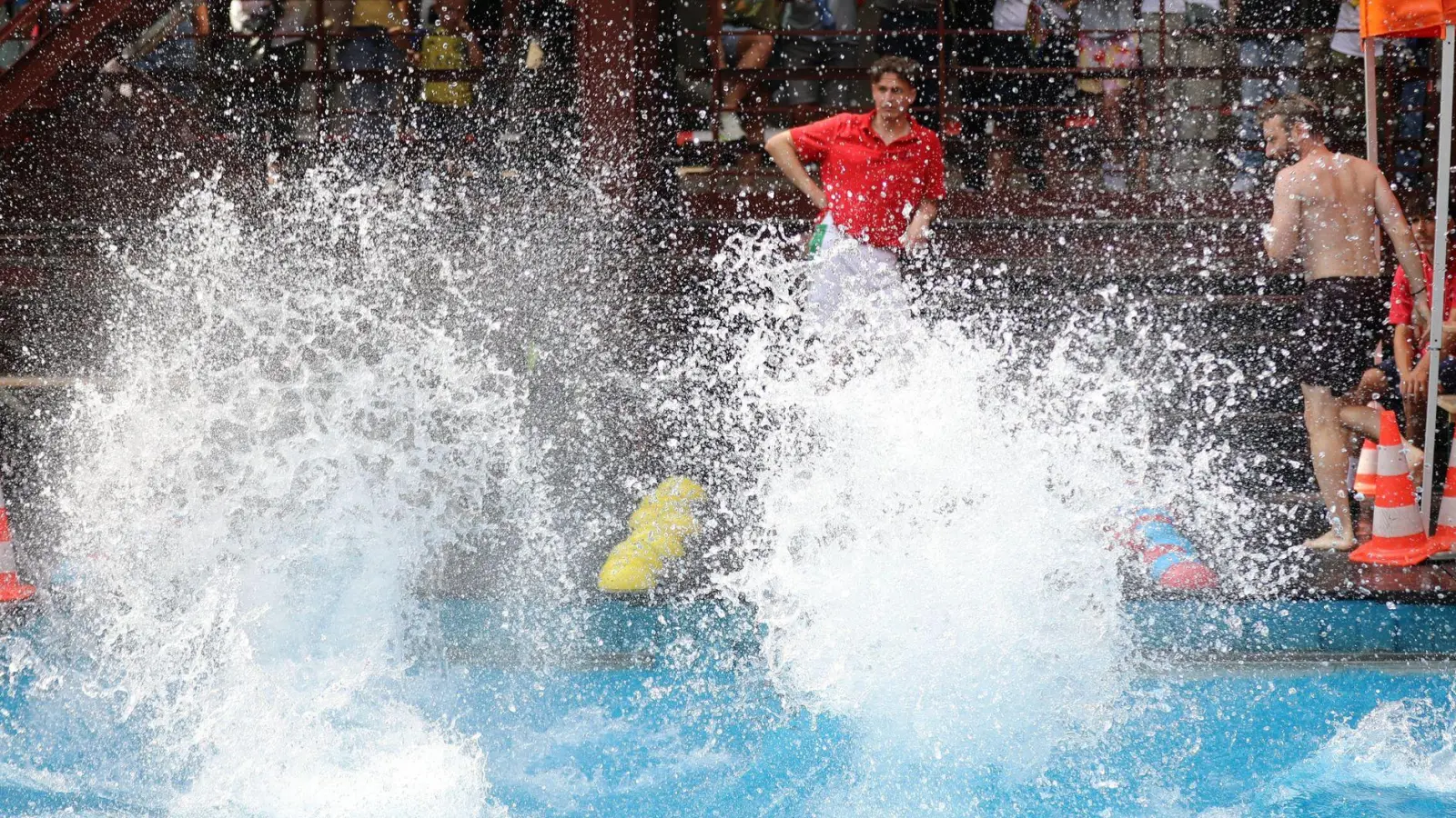 Wasser spritzt beim Wettbewerb um die beste Arschbombe in die Höhe. (Foto: Sascha Thelen/dpa)