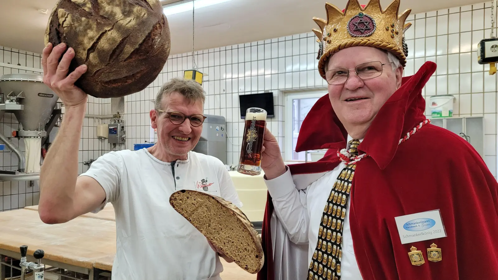 Bäckermeister Friedrich Wimmer (l.) und Brauer Wilhelm Döbler haben ein Bockbierbrot geschaffen. (Foto: Nina Daebel)