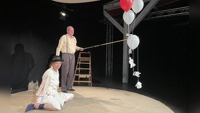 Helium-Ballons sorgen für Staunen: Melanie Florschütz und Michael Döhnert präsentieren das Kindertheaterstück „Rawums (:)“ (Foto: Larissa Haug)