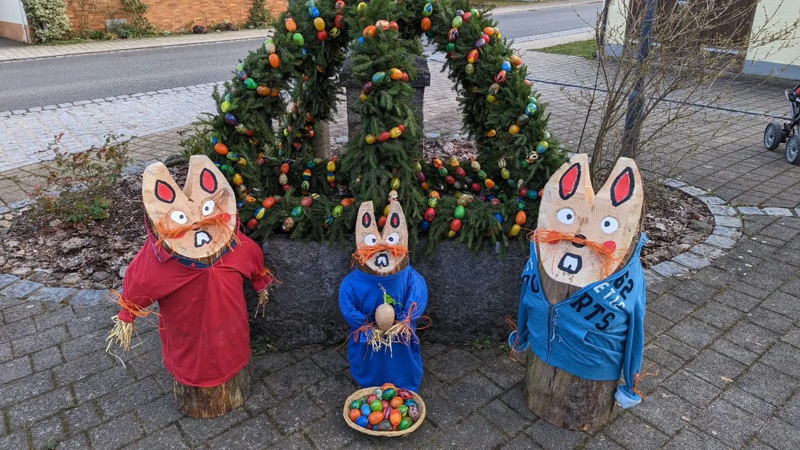 In Oberfeldbrecht (Neuhof) wird der Osterbrunnen von drei Hasen bewacht. (Foto: Claudia Wust)