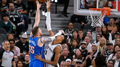 Victor Wembanyama (re.) dominierte Spiel vier gegen Isaiah Hartenstein und die Oklahoma City Thunder. (Foto: Darren Abate/AP/dpa)