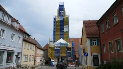 Bis zum Winter soll der derzeit eingerüstete Würzburger Torturm wieder von seiner Haube befreit sein. (Foto: Sylvia Fehlinger)