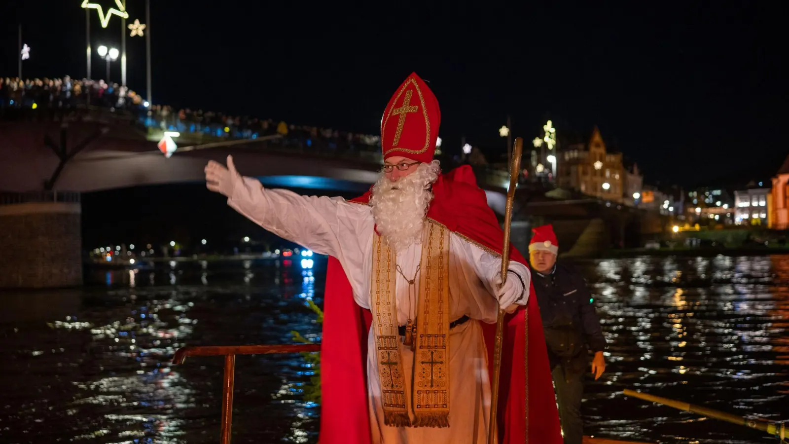 Der Nikolaus verteilte Schoko-Nikoläuse. (Foto: Harald Tittel/dpa)