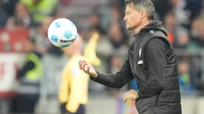 Trainer Alexander Blessin war nach dem 0:3 des FC St. Pauli gegen Mainz 05 enttäuscht.  (Foto: Marcus Brandt/dpa)