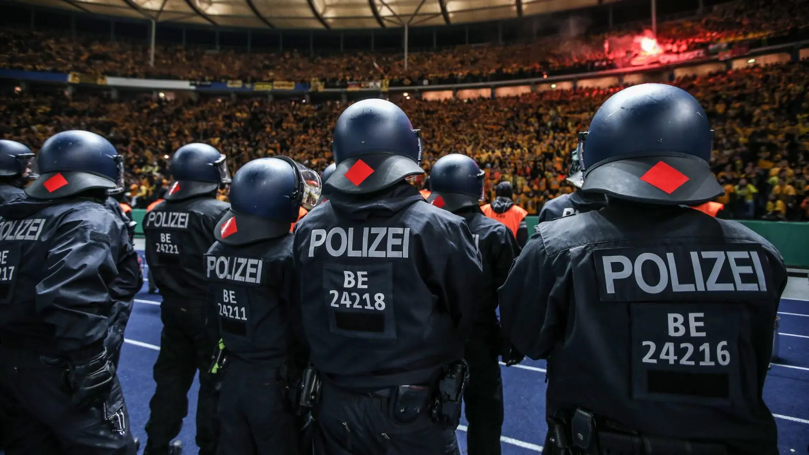 Die Polizei wird am Samstag nicht nur im Olympiastadion gefordert sein. (Archivbild) (Foto: Andreas Gora/dpa)