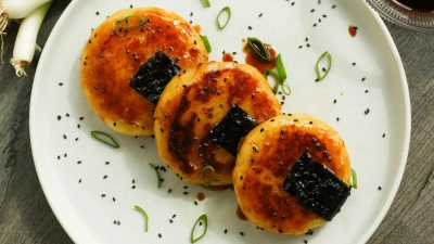 Die Mochi sind nicht aus Reis, sondern aus Kartoffelpüree und Kartoffelstärke. Gefüllt wird der weiche und dehnbare Teig mit schmelzendem Käse. Der Überzug ist eine klebrig-süße Sojaglasur. (Foto: Lesley Brügger/lemonsanddragons/dpa-tmn)