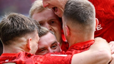 Die Spieler des 1. FC Kaiserslautern feiern den Sieg gegen Jahn Regensburg. (Foto: Uwe Anspach/dpa)