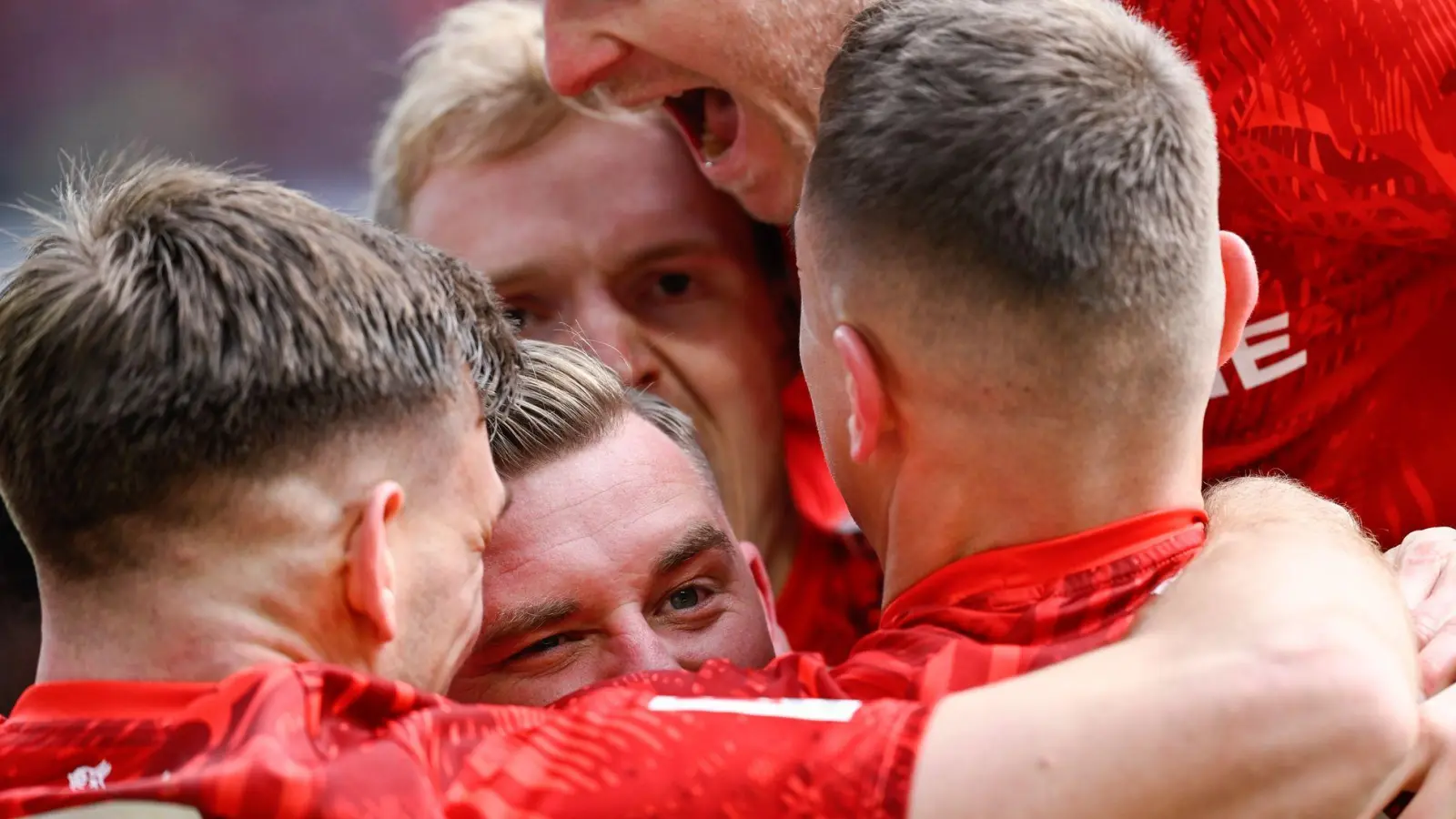 Die Spieler des 1. FC Kaiserslautern feiern den Sieg gegen Jahn Regensburg. (Foto: Uwe Anspach/dpa)