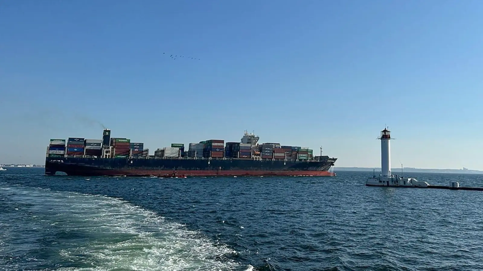 Das unter der Fahne Hongkongs fahrende Containerschiff Joseph Schulte verlässt den Hafen von Odessa, um durch den temporären Korridor zu fahren, der für Handelsschiffe aus den ukrainischen Schwarzmeerhäfen eingerichtet wurde. (Foto: Uncredited/Ukraine's Infrastructure Ministry Press Office/AP/dpa)