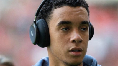 Jamal Musiala steht beim Auswärtsspiel des FC Bayern auf Schalke wieder im Kader der Münchener.  (Foto: Fabian Strauch/dpa)