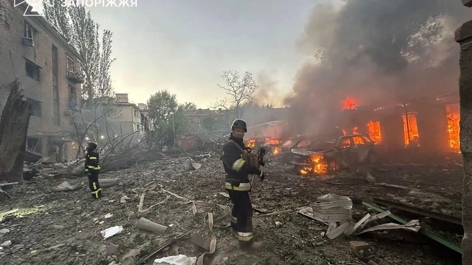 Die Großstadt Saporischschja ist immer wieder Ziel russischer Angriffe. (Foto: ---/Ukrainian Emergency Service/AP/dpa)