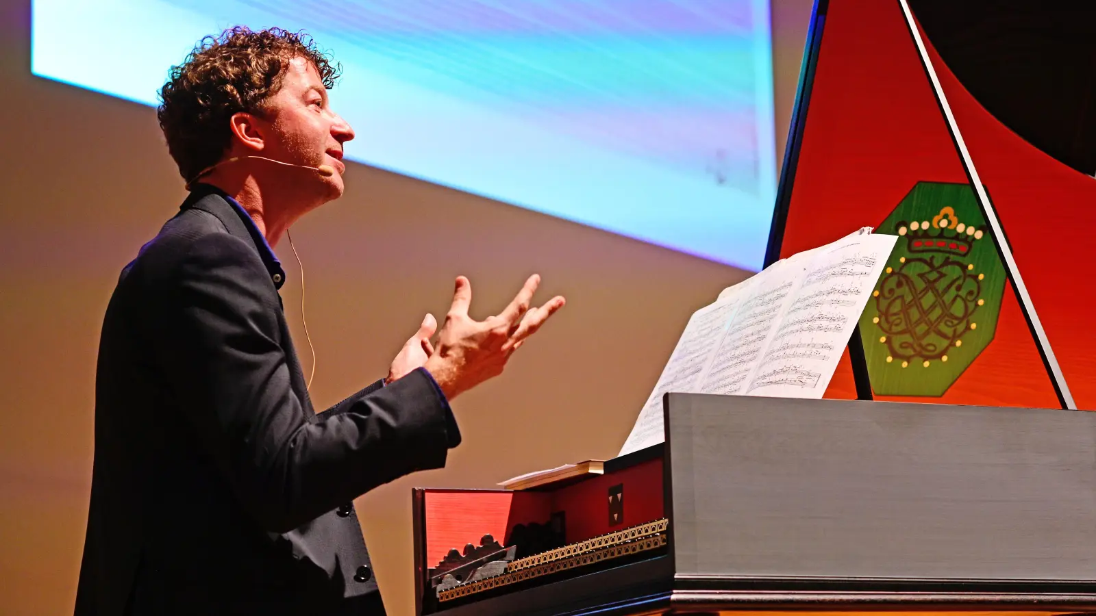 Vielseitiger Musiker: der Dirigent, Organist und Cembalist Jörg Halubek. Hier hilft er bei der Bach-Sprechstunde mit. (Foto: Jim Albright)