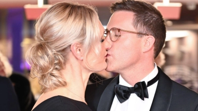 Manuel Hagel wird von seiner Ehefrau Franziska in Schutz genommen. Hier ein Kuss auf dem Landespresseball. (Archivbild) (Foto: Bernd Weißbrod/dpa)