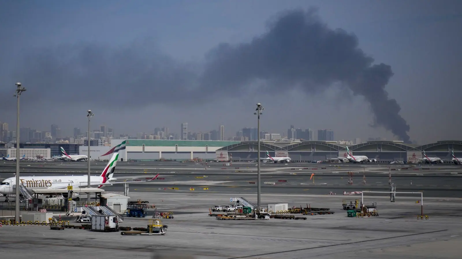 Eine Lehrerin aus Kiel und ihre Eltern sitzen derzeit in Dubai fest. (Archivbild) (Foto: Altaf Qadri/AP/dpa)