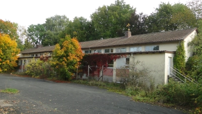 Die seit vielen Jahren leerstehende Obereichenbacher Schule muss abgerissen werden, ehe auf dem Gelände Wohnbebauung entstehen kann. (Foto: Winfried Vennemann)