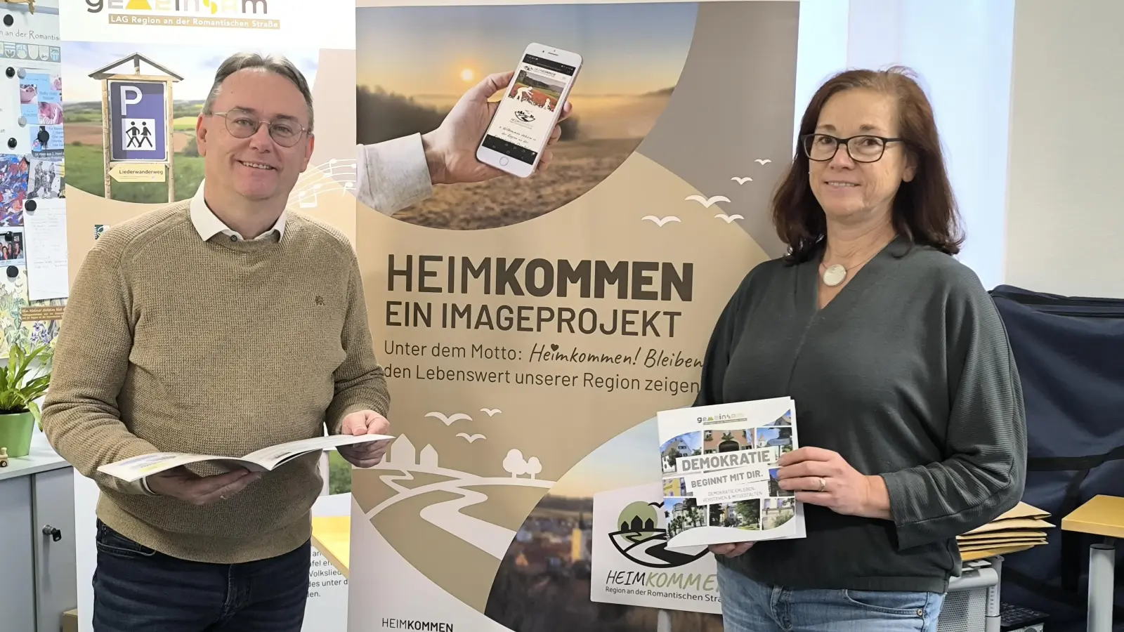 Herbert Lindörfer (links) und Pia Grimmeißen-Haider stellten die neue Demokratiebroschüre der LAG Region an der Romantischen Straße vor.  (Foto: Thomas Schaller)
