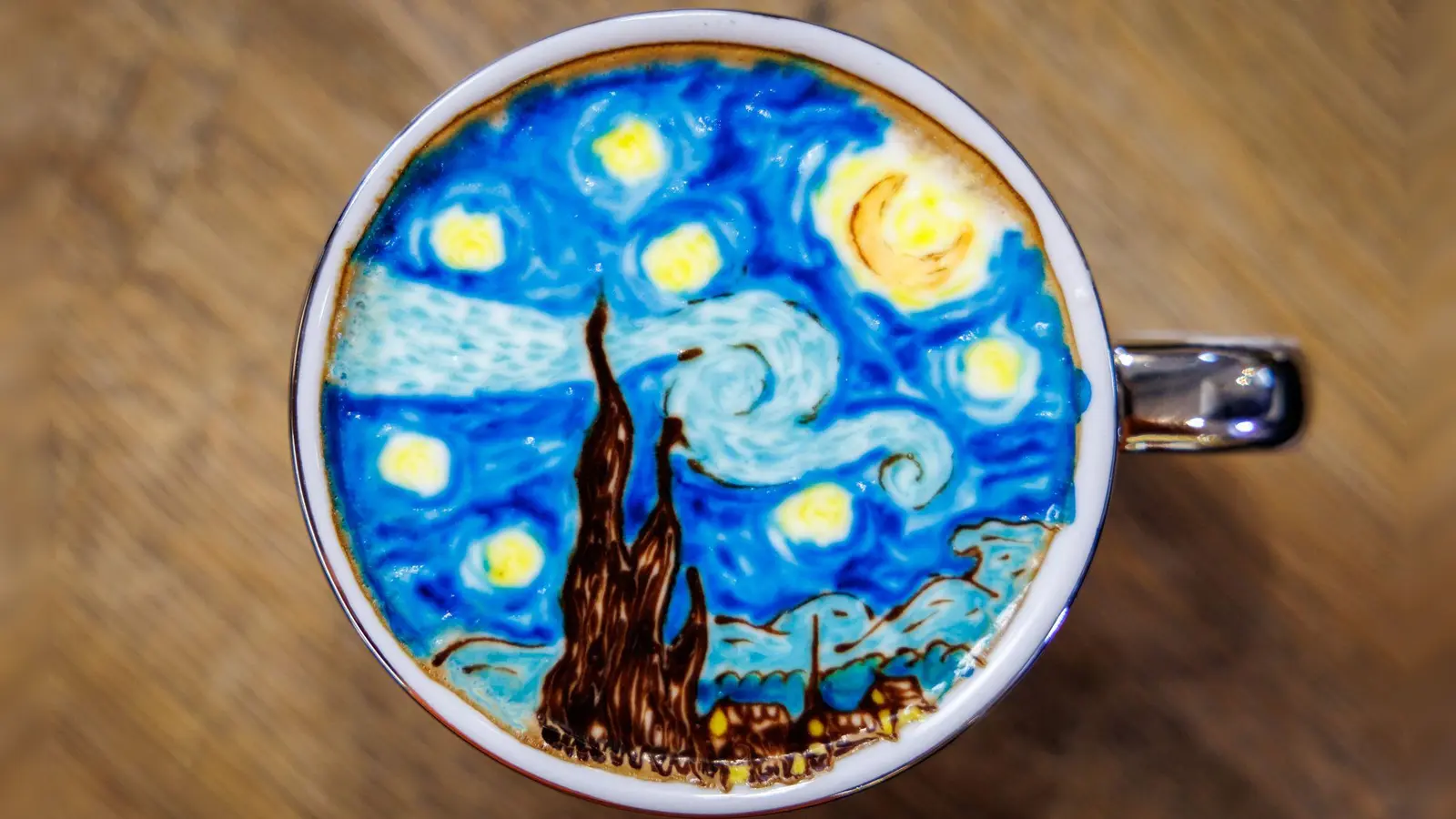 Kunst im Kaffee: Der Milchschaum verwandelt sich in ein berühmtes Werk des Malers Vincent van Gogh. (Foto: Daniel Karmann/dpa)