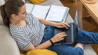 Papierkram ade: Ab 2026 schicken private Krankenversicherer ihre Bescheinigungen zur Vorlage beim Arbeitgeber nur noch digital. (Foto: Christin Klose/dpa-tmn)