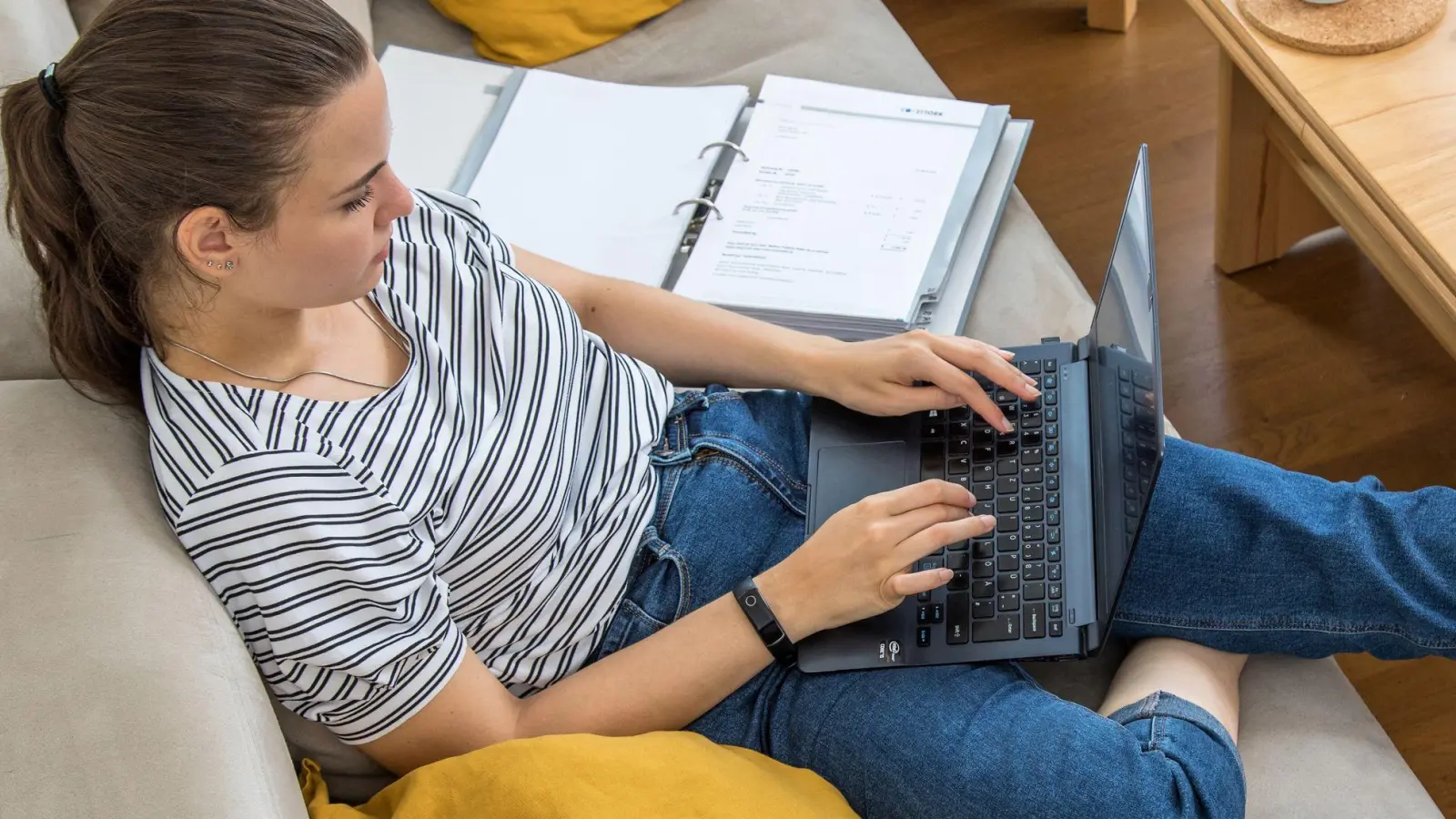 Papierkram ade: Ab 2026 schicken private Krankenversicherer ihre Bescheinigungen zur Vorlage beim Arbeitgeber nur noch digital. (Foto: Christin Klose/dpa-tmn)