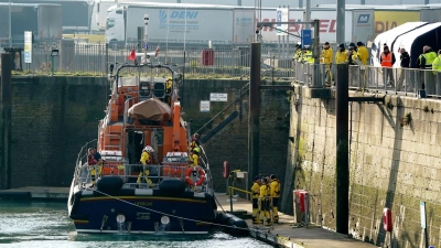 Ein Rettungsboot von Dover kehrt nach einer Rettungsaktion in den Hafen zurück. (Foto: Gareth Fuller/PA Wire/dpa)
