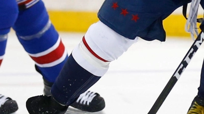 Zwei Eishockeyspieler kämpfen um den Puck. (Foto: John Munson/AP/dpa/Symbolbild)