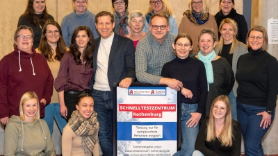 Das Team aus der Mehrzweckhalle besteht aus (obere Reihe von links) Dorothea Fuchs, Margit Eisenmann, Jutta Radakovic, Gabi Sommerkorn, Anke Schrenk und Kerstin Frankenstein sowie (mittlere Reihe von links) Rita Schwarz, Karin Raum, Marina Stegmann, Dr. Benedikt Stegmann, Heidi Schammann, Dr. Andreas Frank, Christa Brenz, Jutta Pöschl, Karina Schmidt, Ibolya Dörner und (untere Reihe von links) Laura Settler, Jessica Stein und Greta Schleicher. Fast genau zwei Jahre lang haben sie auf das Corona-Virus getestet. (Foto: Frank Respondek)