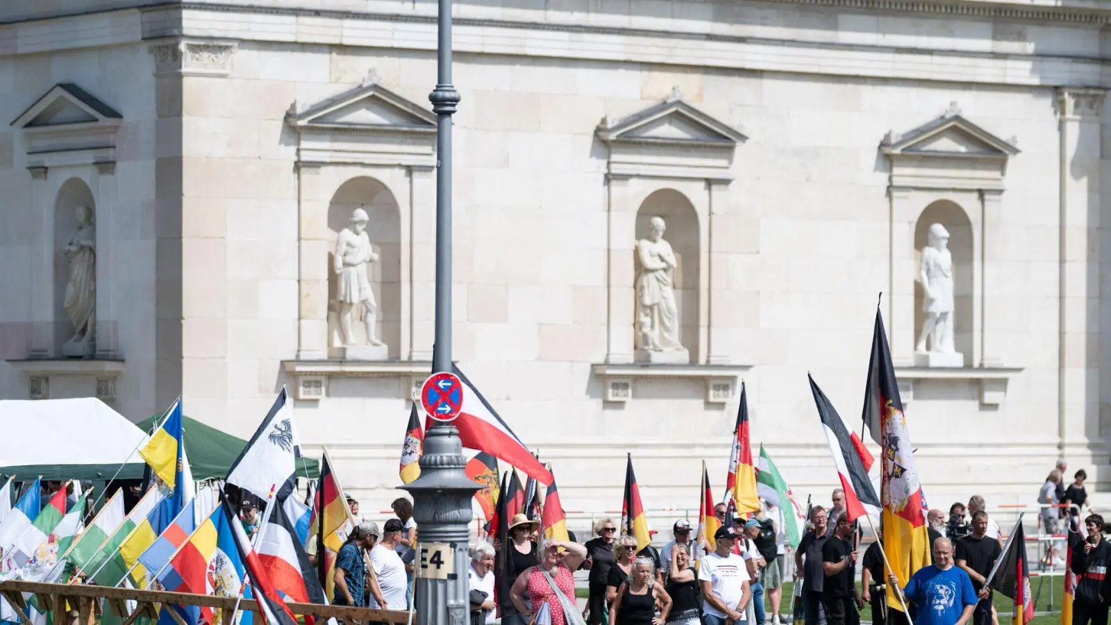 Sogenannte Reichsbürger demonstrieren auf dem Königsplatz in München. Titel der Veranstaltung ist: „Das große Treffen der Bundesstaaten, Heimath und Weltfrieden“. (Archivfoto) (Foto: -/dpa)