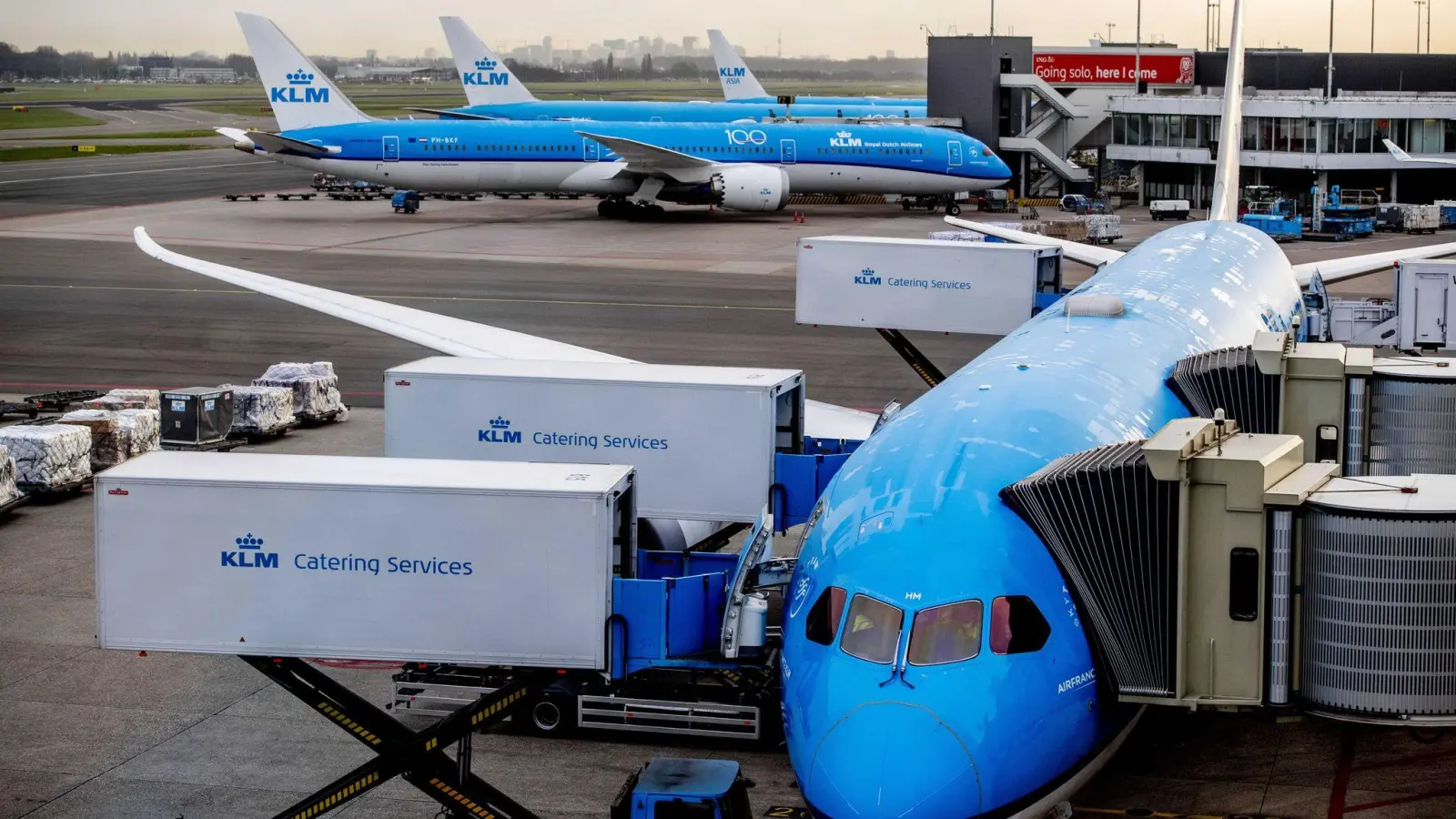 Wegen des Sturmtiefs wurde am Flughafen Schirphol viele Flüge gestrichen. (Archivfoto) (Foto: Robin Utrecht/ANP/dpa)