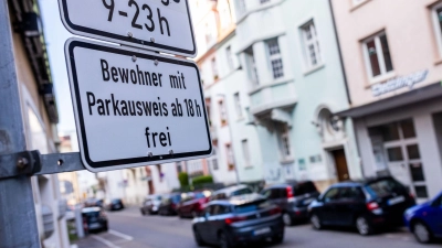 Mehr als 30,70 Euro pro Jahr dürfen bayerische Kommunen nicht für Anwohnerparkausweise verlangen. (Archivbild) (Foto: Philipp von Ditfurth/dpa)