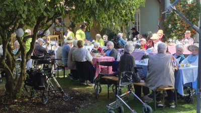 Bei bestem Wetter gab es Wiesn-Hendl mit Kartoffelsalat und zünftige Musik im Bürgerheim bei der „AnneWiese”.  (Foto: Margit Schwandt)