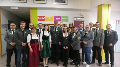 Die künftige Führungsriege des Schützengaues Uffenheim (von links): Markus Retta, Sebastian Meixner, Bastian Schleißing, Hannelore Schwab, Horst Hendel, Enya Full, Thomas Schirmer, Matthias Herbst, Bianca Nahrhaft, Jennifer Münch, Dagmar Klingler, Rüdiger Ott, Nelli Wolf, Holger Hufnagel, Florian Bibelriether und der Präsident des Mittelfränkischen Sportschützenbundes, Markus Harrer. (Foto: Helmut Meixner)