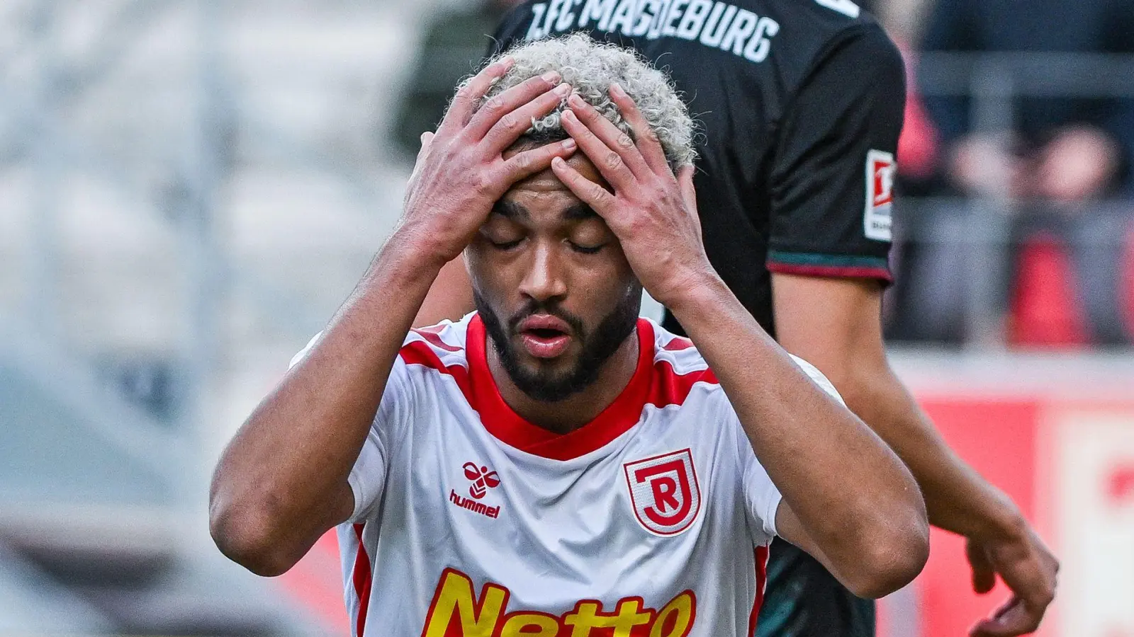 Regensburgs Bryan Hein fasst sich nach seiner vergebenen Großchance zum 1:1 an den Kopf. (Foto: Armin Weigel/dpa)