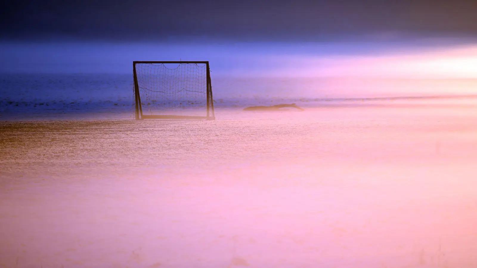 Ist da Weite oder Leere? Alleinsein kann sich unterschiedlich anfühlen.  (Foto: Federico Gambarini/dpa/dpa-tmn)