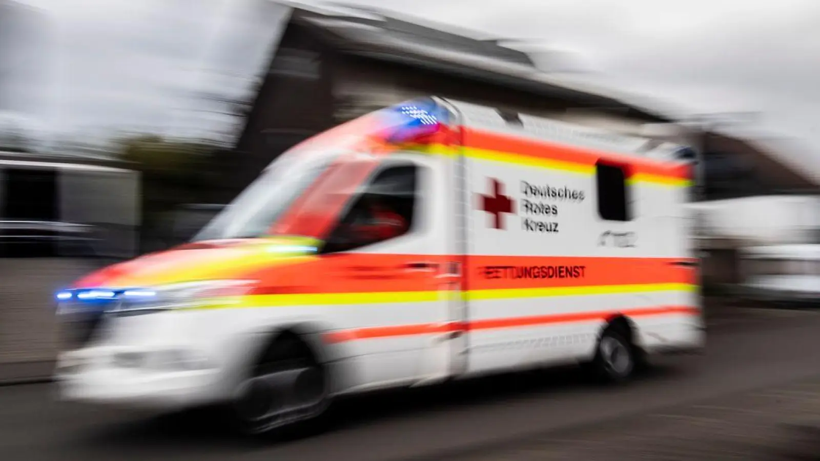 Sanitäter bringen den Betrunkenen in ein Krankenhaus. (Symbolbild) (Foto: Boris Roessler/dpa)