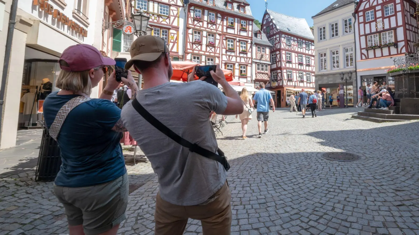 Touristen im Fachwerk-Städtchen Bernkastel-Kues. Die Lust aufs Reisen ist ungebrochen. (Foto: Harald Tittel/dpa)