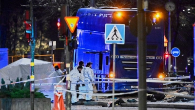Die Polizei untersucht den verunglückten Bus in Stockholm. (Foto: Henrik Montgomery/TT News Agency via AP/dpa)
