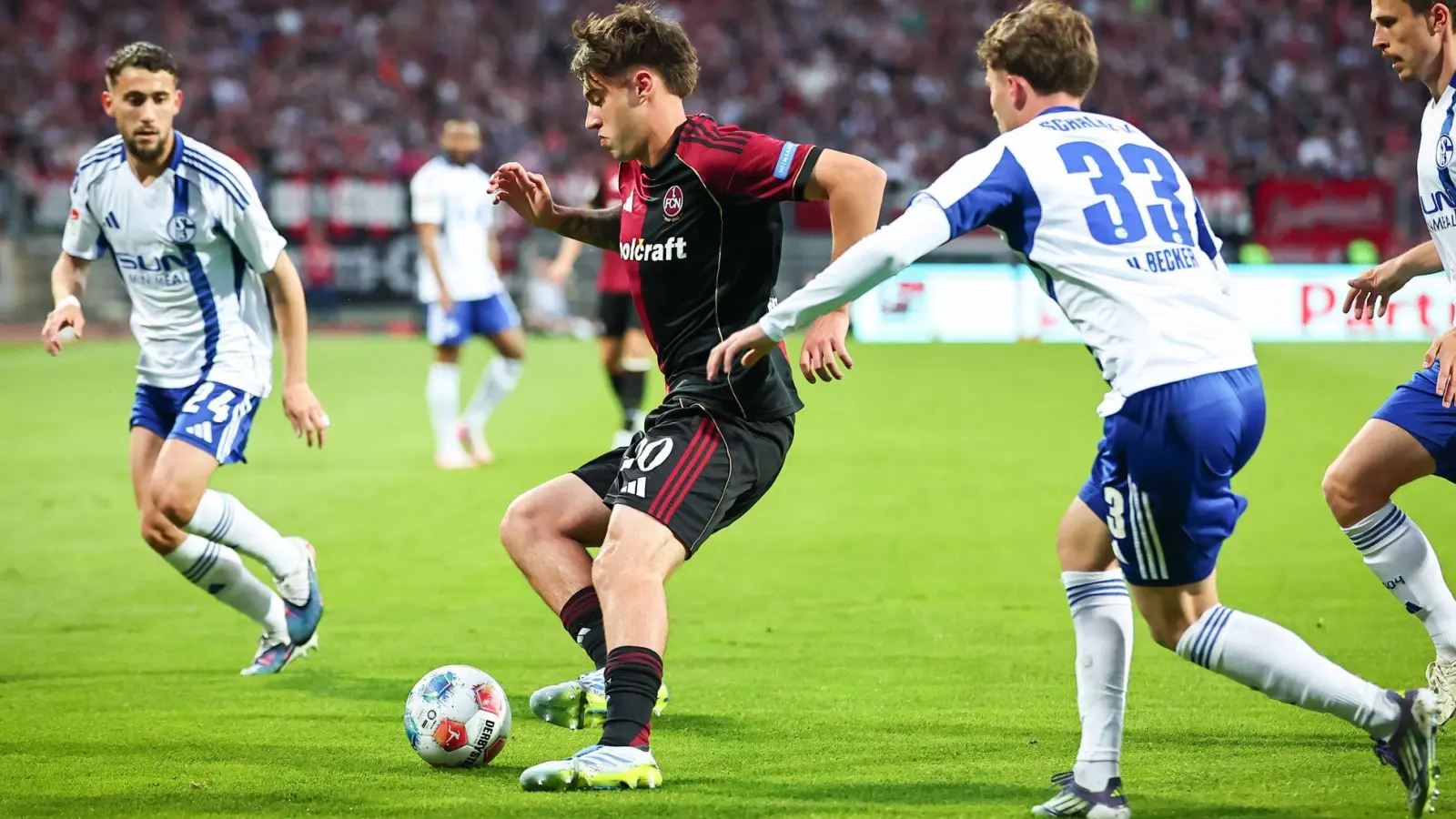 Javier Fernandez (2.v.l.) spielt auch kommende Saison in Nürnberg. (Archivbild) (Foto: Daniel Karmann/dpa)
