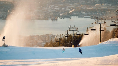 Wenig Lifte, große Aussicht: Blick vom Grouse Mountain auf Vancouver. (Foto: Hubert Kang/Destination Vancouver/Kindred & Scout/dpa-tmn)