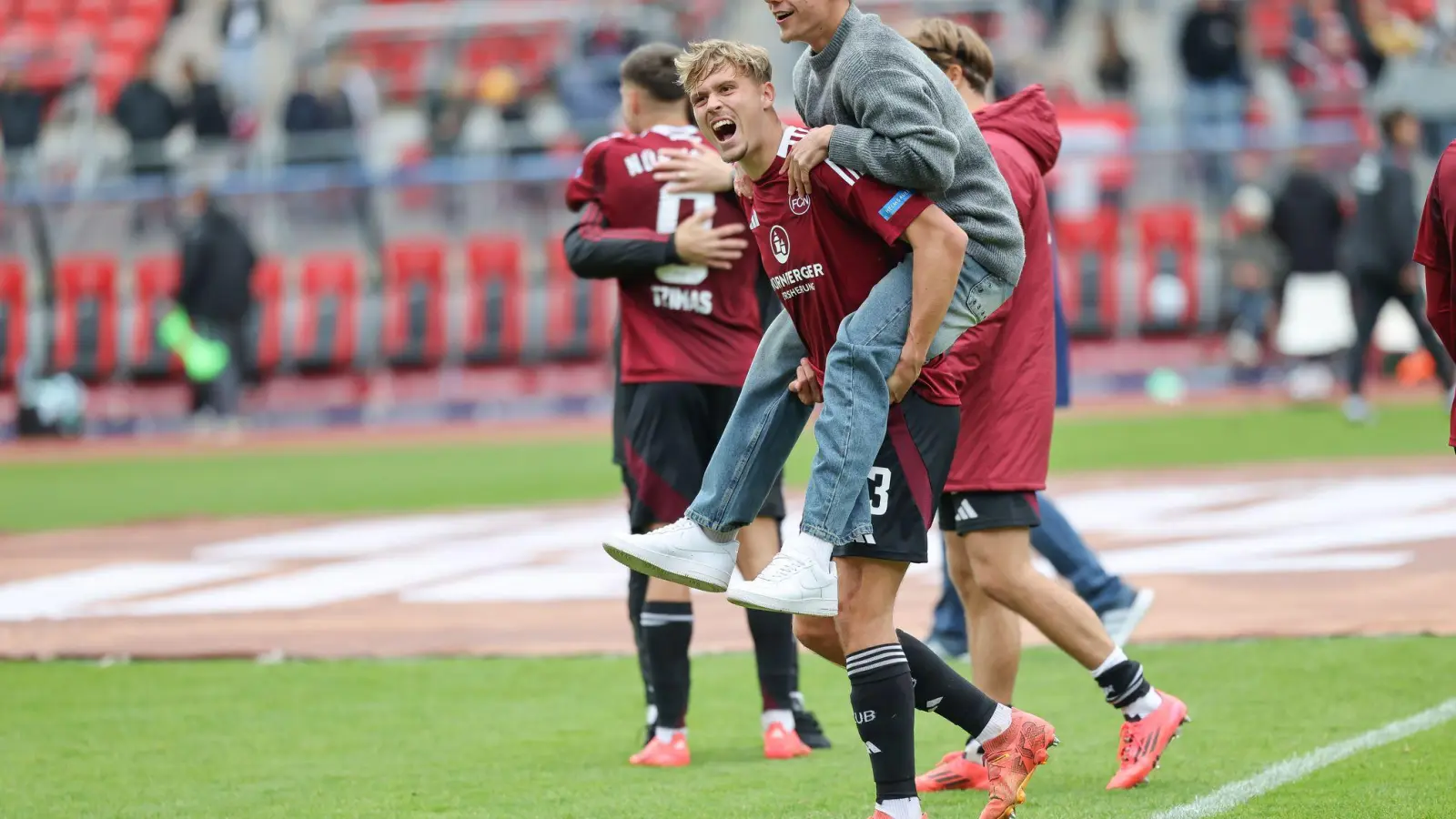 Nick Seidel (l) soll langfristig eine tragende Rolle beim FCN übernehmen. (Foto: Daniel Löb/dpa)