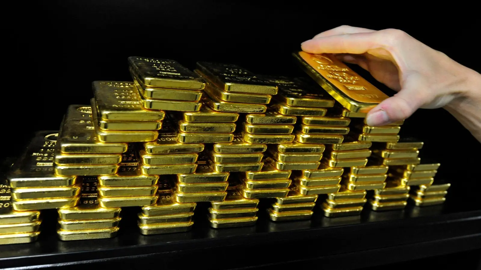 Glänzendes Investment: Gold ist derzeit ausgesprochen gefragt, Silber auch. (Foto: Andreas Gebert/dpa/dpa-tmn)