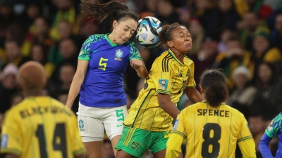 Die Brasilianerin Luana (l) und die Jamaikanerin Atlanta Primus (M) liefern sich ein Kopfballduell. (Foto: Hamish Blair/AP/dpa)