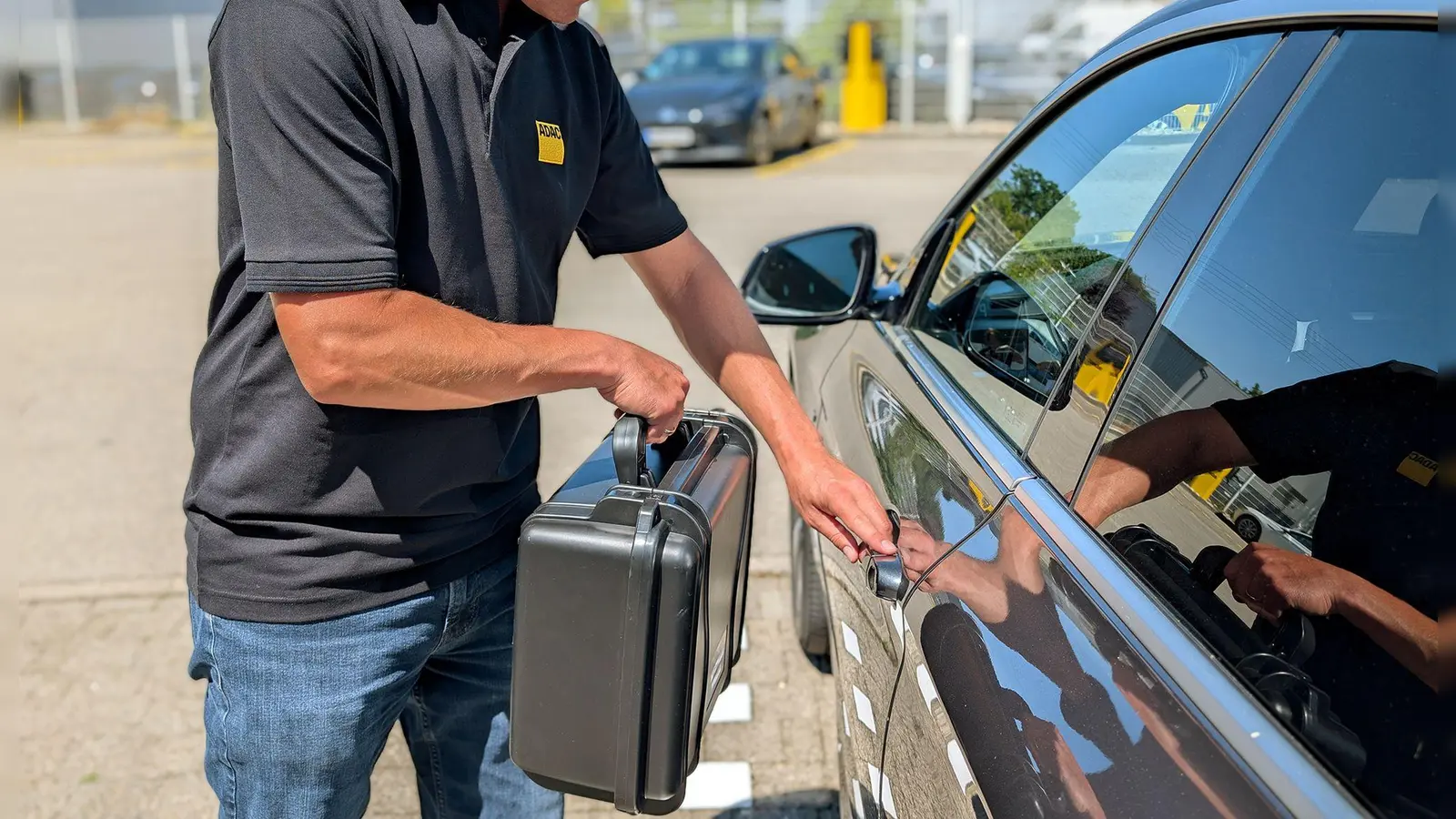 ADAC-Test: Mit einem Funkverlängerer kann überprüft werden, ob ein Keyless-System sicher ist. (Foto: ADAC/Test & Technik/dpa-tmn)