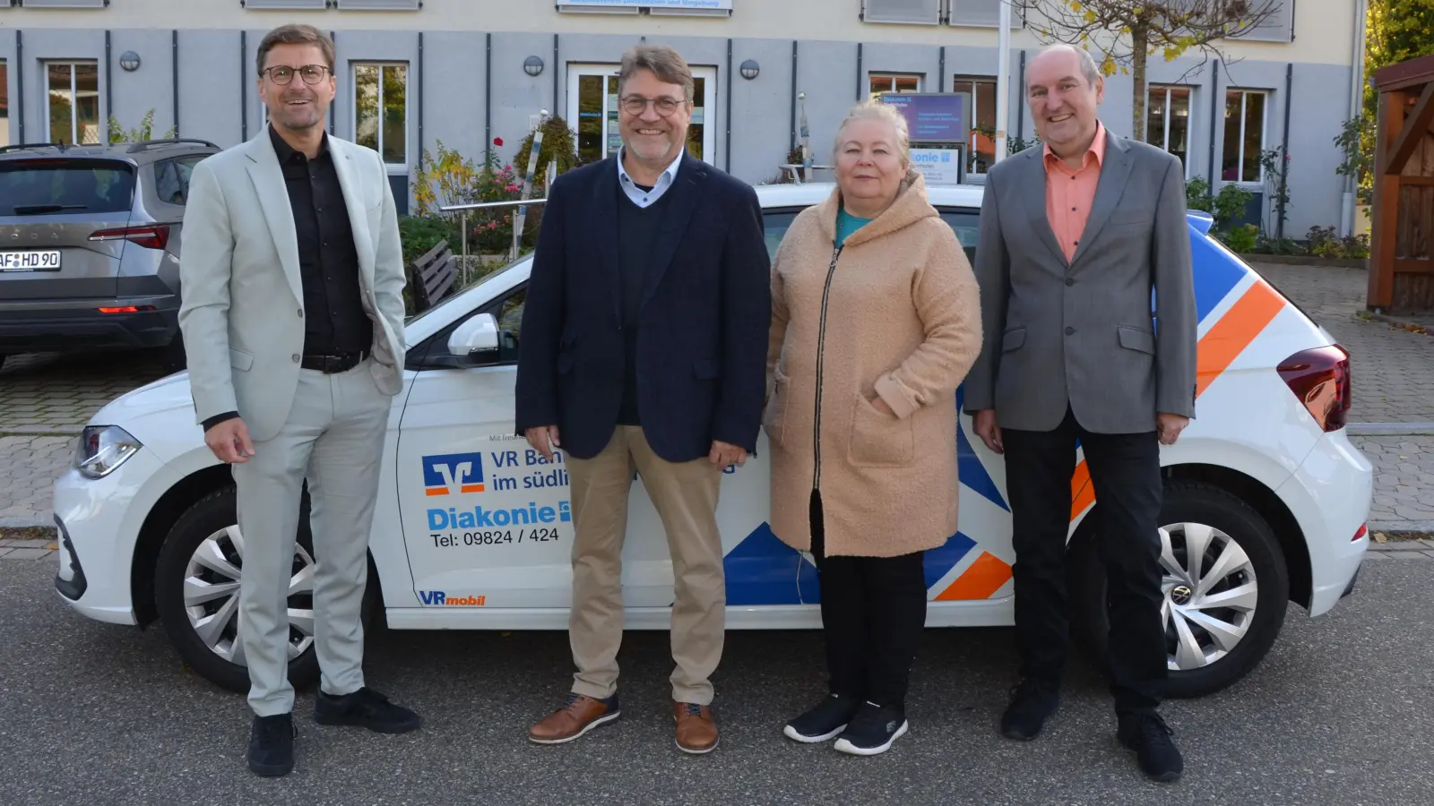 Die VR Bank im südlichen Franken hat dem Diakonieverein Dietenhofen und Umgebung 15.000 Euro gespendet und damit die Anschaffung eines neuen VW Polo ermöglicht. Der Vorsitzende, Pfarrer Holger Bär, und Pflegedienstleiterin Nelli Knopp dankten dem Bereichsdirektor Martin Käßer (ganz links) und dem Filialleiter Norbert Eckstein (ganz rechts).  (Foto: Yvonne Neckermann)