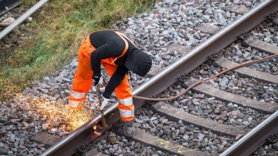 Die Bahn will 2026 in Bayern zusätzlich knapp 40 Kilometer neue Gleise und 20 neue Weichen verlegen. (Symbolbild) (Foto: Daniel Vogl/dpa)