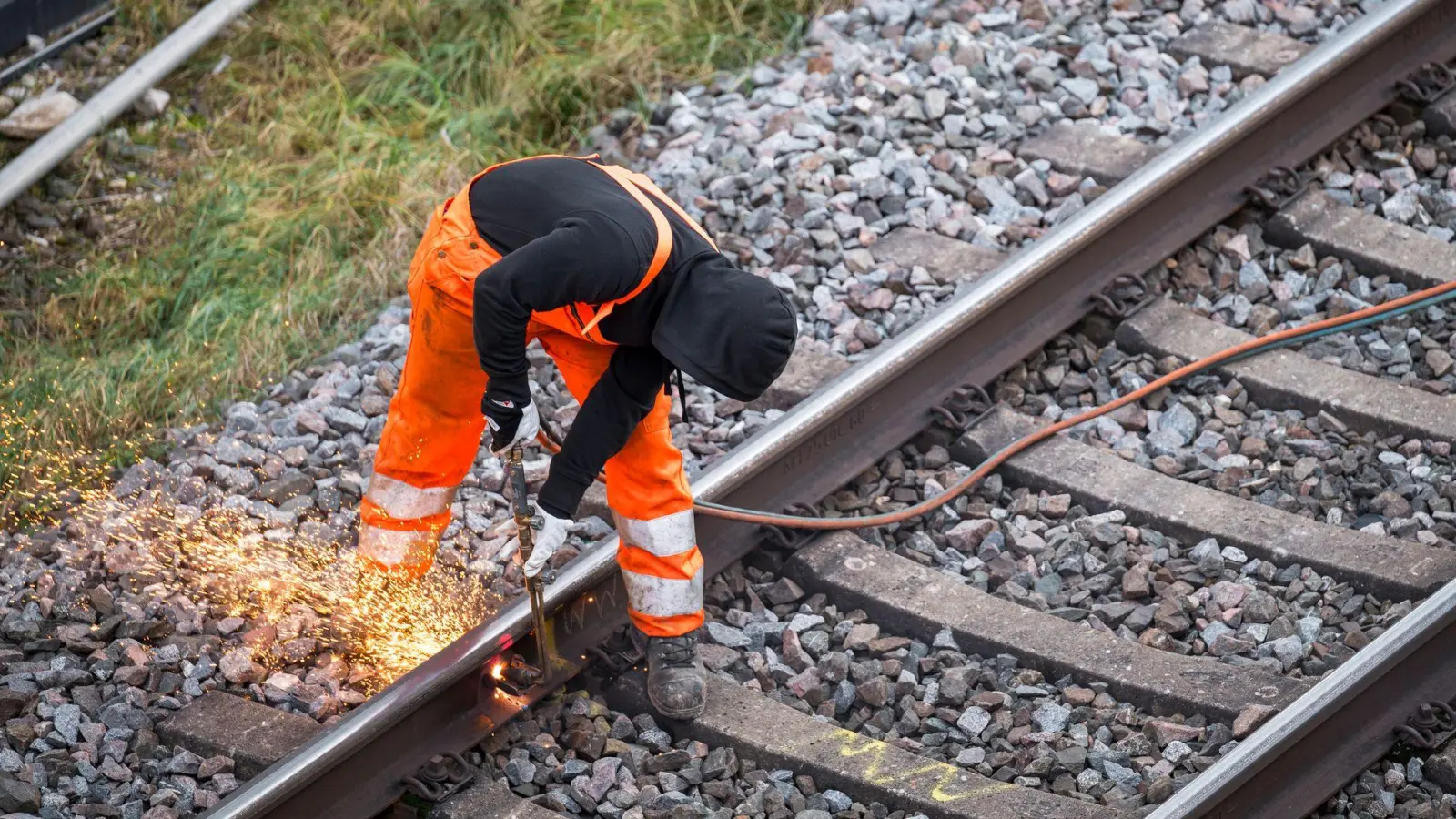 Die Bahn will 2026 in Bayern zusätzlich knapp 40 Kilometer neue Gleise und 20 neue Weichen verlegen. (Symbolbild) (Foto: Daniel Vogl/dpa)