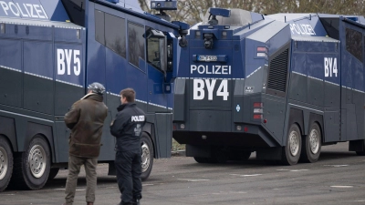 Polizisten aus mehreren Bundesländern sind im Einsatz. Wasserwerfer, Hubschrauber und Drohnen stehen bereit. (Foto: Boris Roessler/dpa)